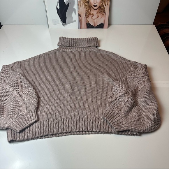 JustFab Gray Cowl Turtleneck Sweater with Ribbed Knit Texture - Picture 6 of 7